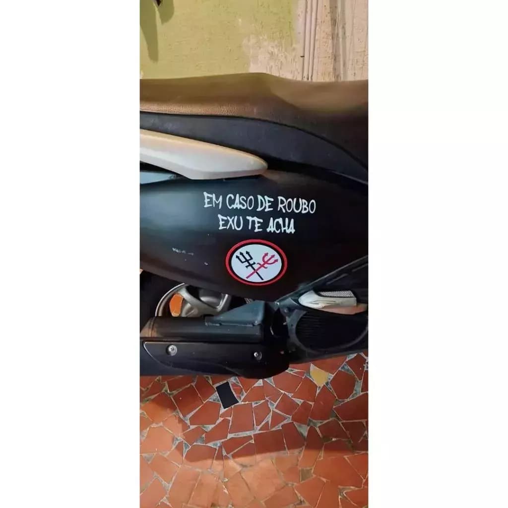 Adesivo de Carro em Caso de Roubo Exú Te Acha 20x6,5 cm 6